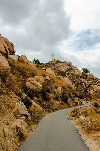 Adventure Awaits: Discovering the Altar at the Tail 3 Heading 2: Awe-inspiring Views and Exhilarating Challenges: What to Expect on the Altar's Trail